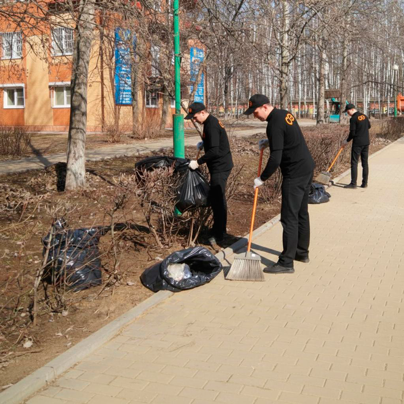 Уборка листьев в Кировске